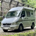 オーニングを活用したキャンプシーンをイメージさせる魅力的な一枚