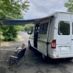 旅先でのくつろぎ時間を演出する、キャンピングカー本来の楽しさを感じさせる様子