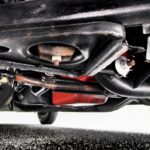 回転計を赤いメーターフードへ収め、伝統のYブロックV8と向き合う楽しみを添えた運転席