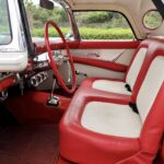赤いカーペットに映えるフロアシフター、Ford-O-Maticを操る往年の感覚を受け継ぐ