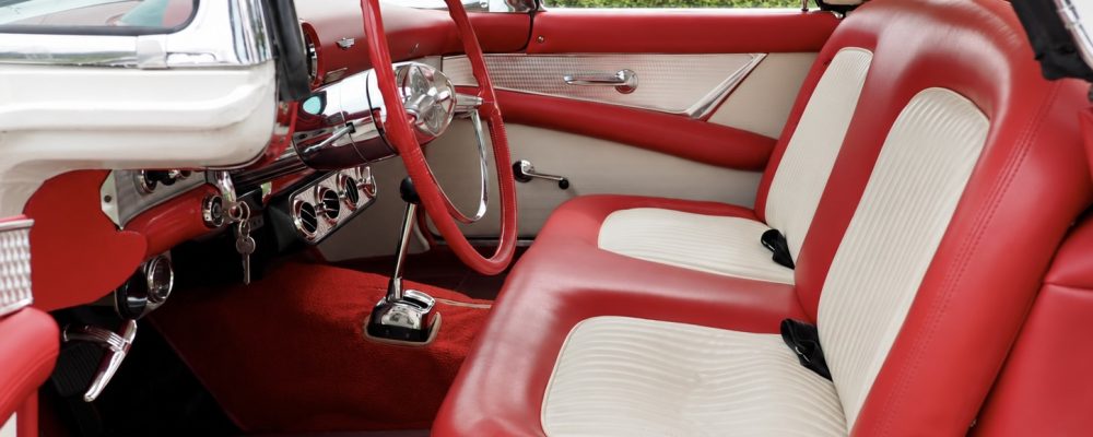 赤いカーペットに映えるフロアシフター、Ford-O-Maticを操る往年の感覚を受け継ぐ